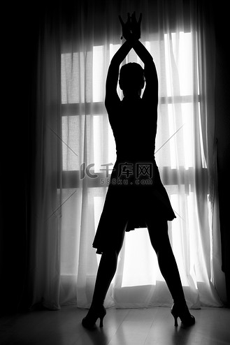舞蹈姿势的女性角色黑白矢量图企业vip免费下载下载png下载eps免抠