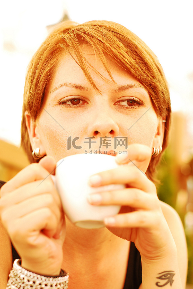咖啡女孩高清摄影大图-千库网