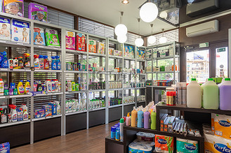 一家销售家用化学品和化妆品,个人卫生用品的小商店的内部