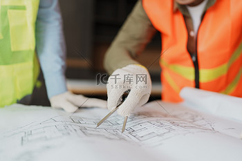 多民族工程师集思广益和测量成本估算关于房屋和建筑物设计建筑和