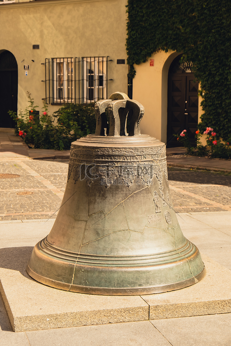 波兰华沙老城卡诺尼亚广场的许愿铜钟高清摄影大图-千库网
