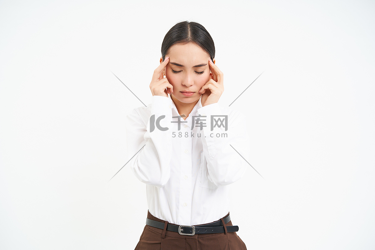 疲惫的企业女性，办公室经理双手抱头，头痛或偏头痛，工作压力大，背景不明高清摄影大图-千库网