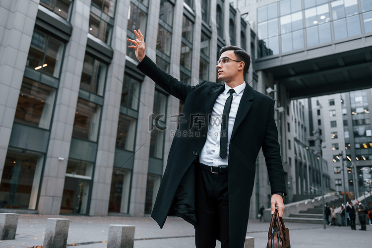 举起右手。高清摄影大图-千库网