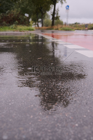 德国街头雨滴落在地上的垂直拍摄