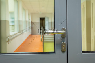 清华大学门图片素材_带玻璃的封闭式铝门固定在走廊上。