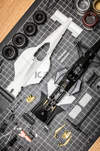 玩具小刀图片素材_桌子上的玩具模型汽车零件