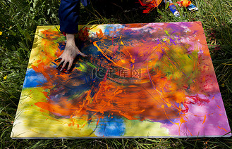 将色彩带入生活:画家之手为生动的抽象画作最后润色.