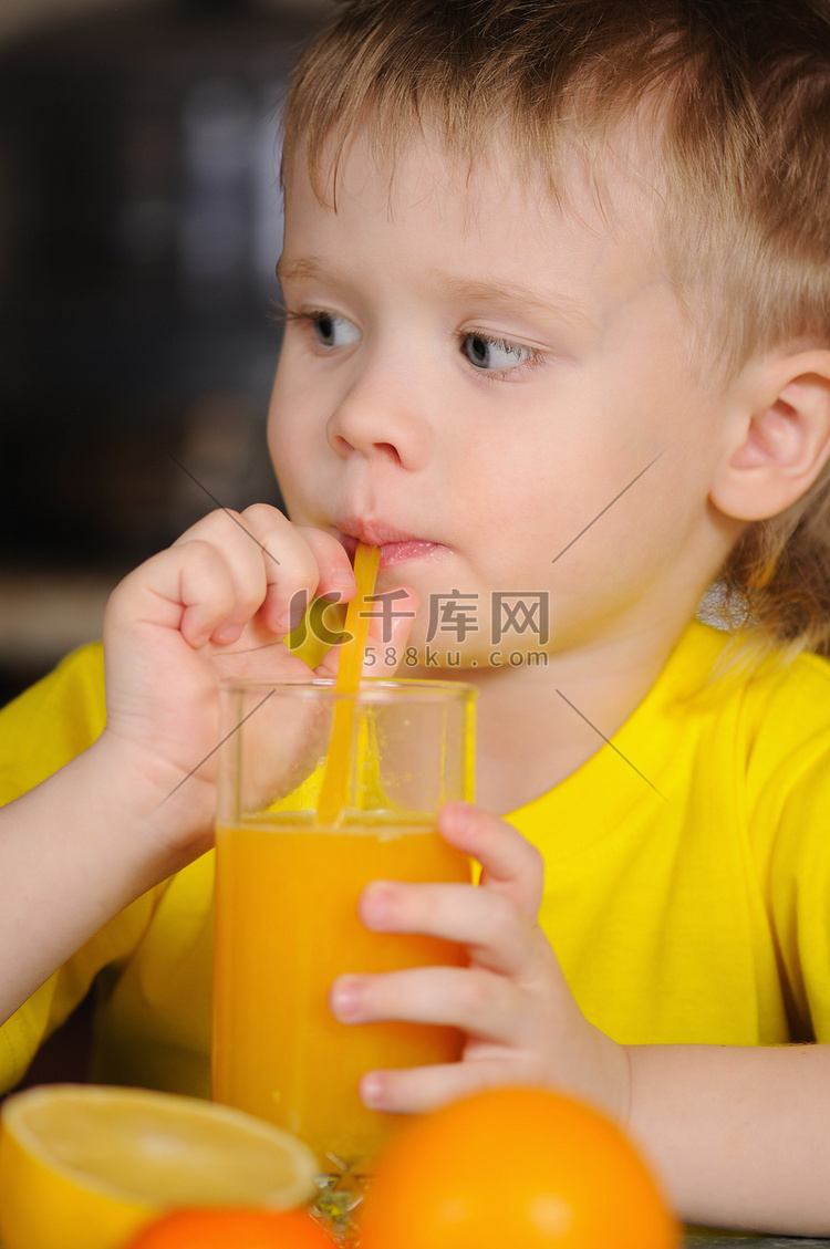 孩子喝果汁高清摄影大图-千库网