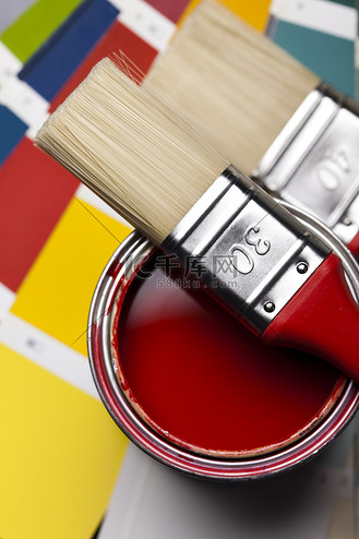 油漆桶,油漆和刷子,明亮的彩色色调概念