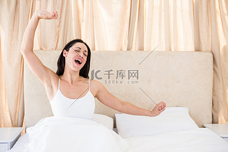 漂亮的黑发在床上醒来