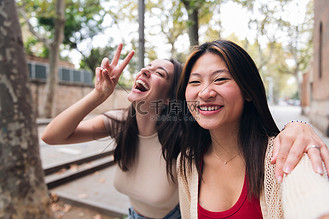 女人在约会时笑着玩得开心