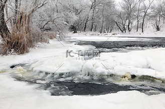 乌克兰顿涅茨克地区克林卡河的冬季风景