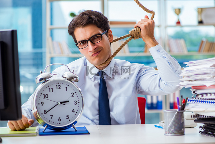不开心的商人想在办公室上吊自杀高清摄影大图-千库网