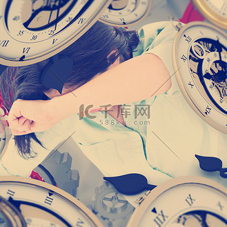 手帕遮住脸图片素材_坐在地板上遮住脸的悲伤女人的合成图像