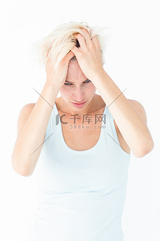 悲伤的金发女人,头疼,抱着头