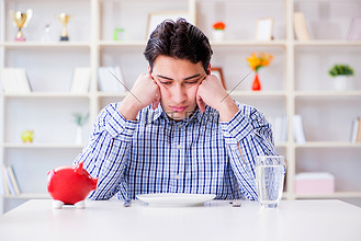 男人在餐馆里没钱了,用 pi 的积蓄