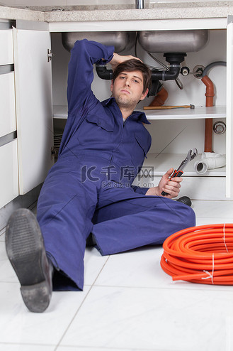 担心你图片素材_水管工担心你的工作