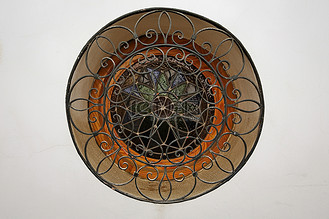 西班牙安达卢西亚哈恩省乌贝达的白墙上带木框和彩色玻璃的圆形窗户