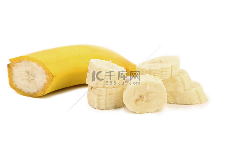 一半的香蕉和切片。高清摄影大图-千库网