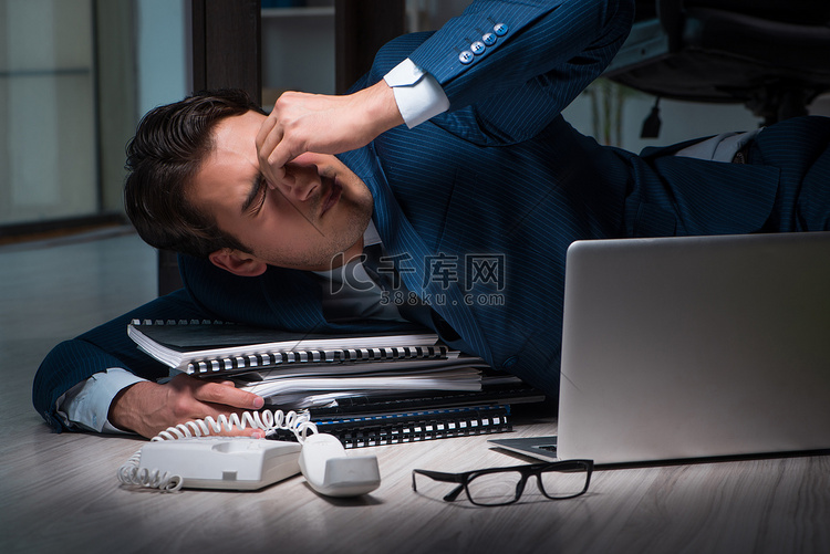 商人在办公室加班很晚高清摄影大图-千库网