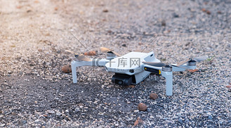 地面上的小型无人机。