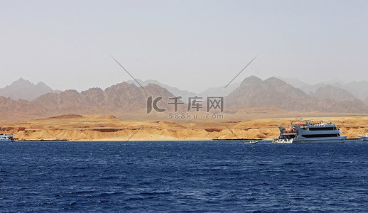 白船驶过红海高清摄影大图-千库网