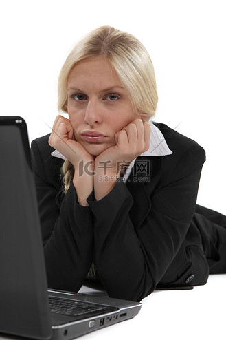 闷闷不乐图片素材_带着笔记本电脑的闷闷不乐的女人