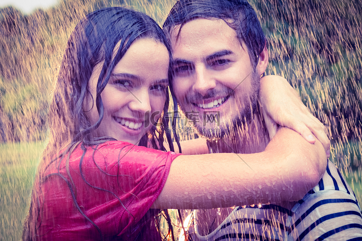 可爱的情侣在雨中拥抱高清摄影大图-千库网