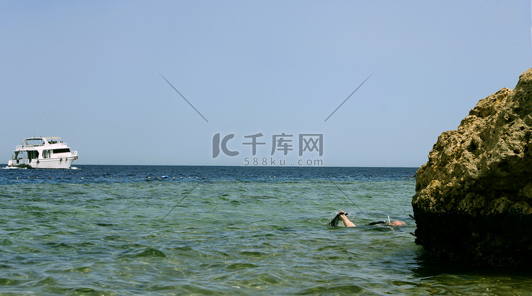 白船驶过红海高清摄影大图-千库网