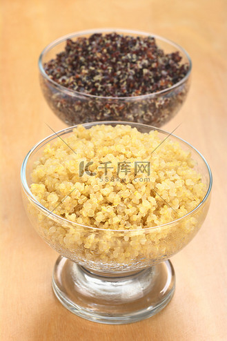煮熟的白藜麦和红藜麦