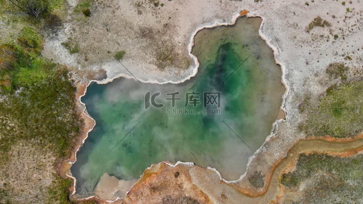 美国怀俄明州夏季多彩黄石天然泳池鸟瞰图高清摄影大图-千库网