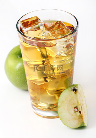 l露水图片素材_加冰的苹果汁