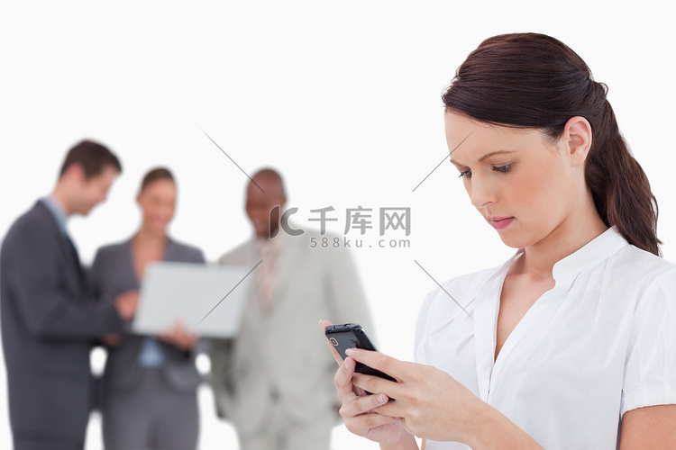 女售货员与她身后的同事一起阅读短信高清摄影大图 千库网