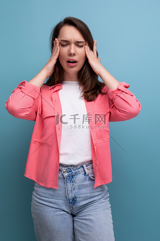 深色头发的黑发女人心烦意乱,肩膀以下的头发感觉很糟糕