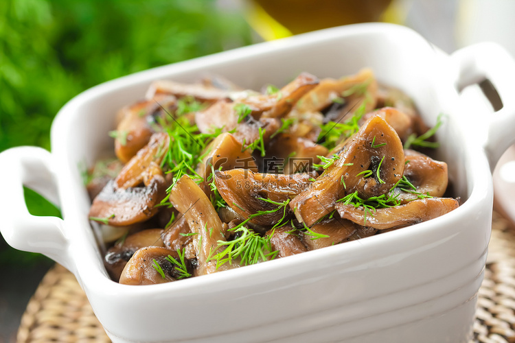 蘑菇的三种家常做法，懒人也能轻松做出下饭神器！