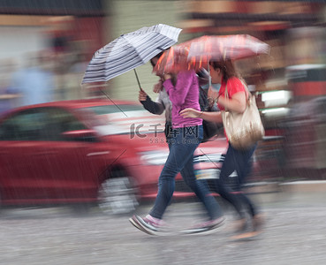人们在雨天走在街上高清摄影大图-千库网