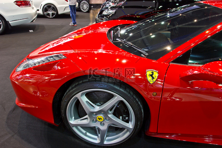 第二届曼谷国际汽车沙龙RED FERRARI展高清摄影大图-千库网