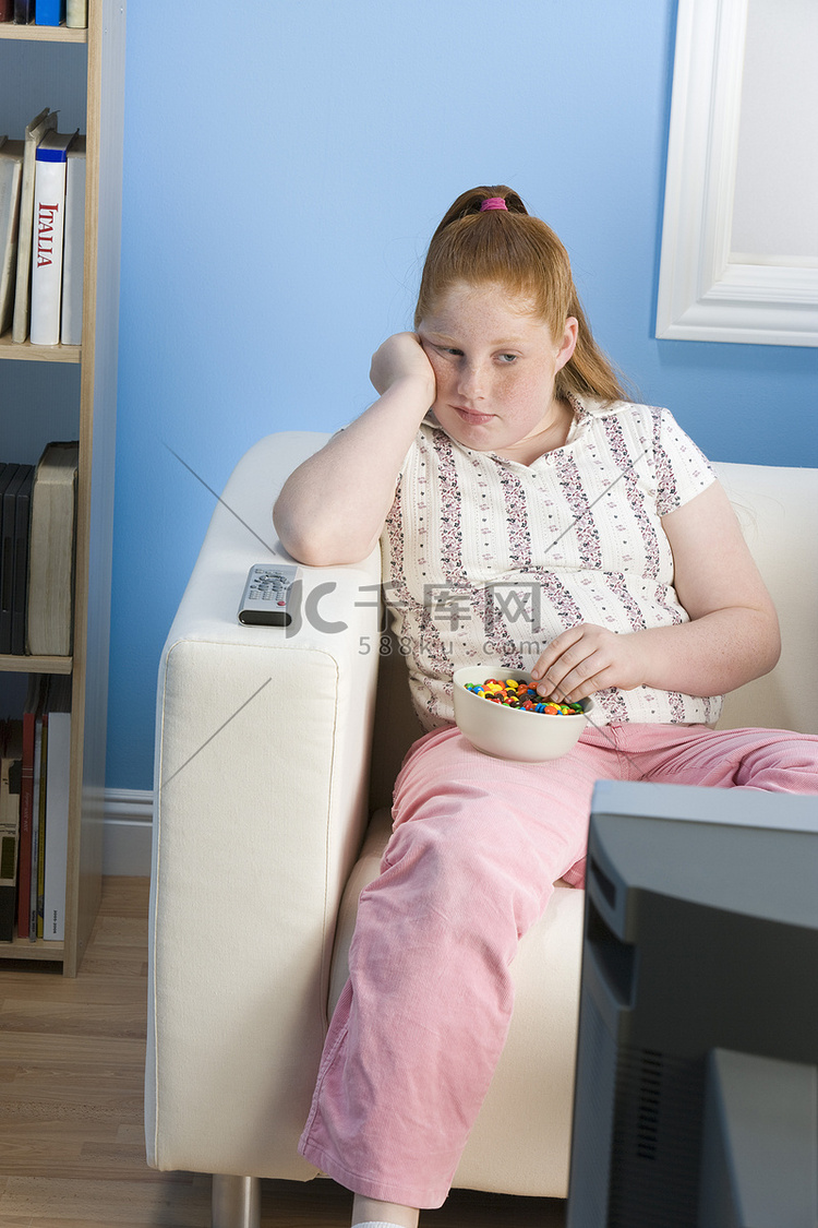 在家看电视的无聊肥胖少女高清摄影大图-千库网