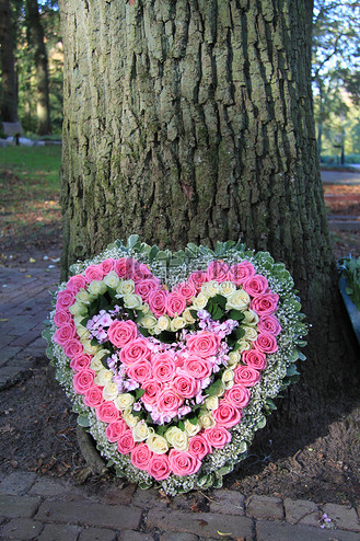 心形同情插花