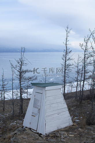 俄罗斯贝加尔湖岛上的厕所,风景摄影