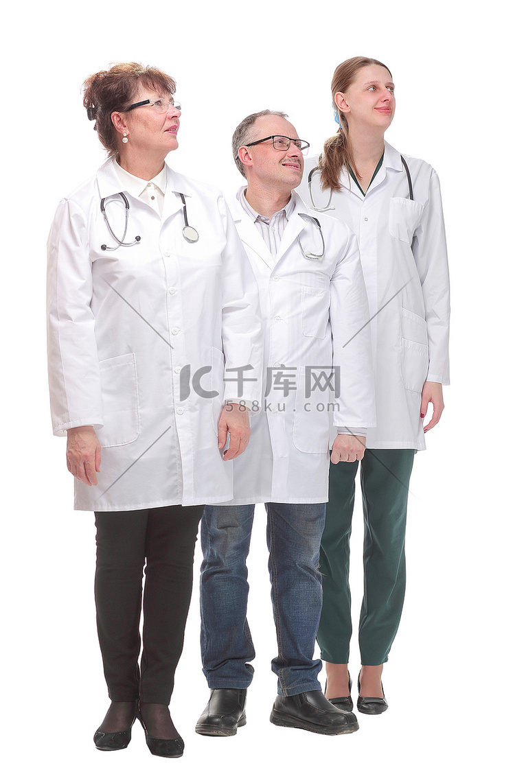 医生团队站着双臂交叉，对着镜头微笑高清摄影大图-千库网