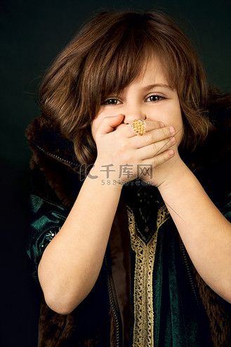恐惧的小女孩图片素材_双手捂嘴的小女孩