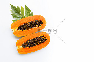 与叶子的半番木瓜果子在白色背景.