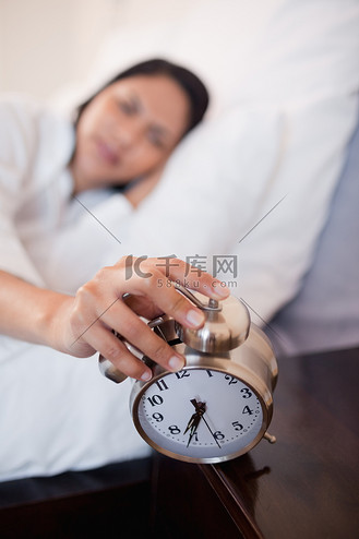闹钟成功叫醒女人