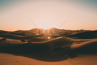 空旷的撒哈拉沙漠沙丘在美丽的晨光中无人