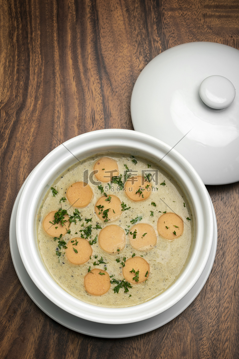 在木桌上的德国传统 KARTOFFELSUPPE 土豆和香肠汤高清摄影大图-千库网