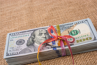 用丝带捆扎的一捆美元钞票