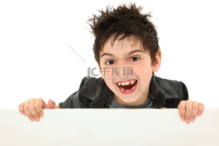 白纸上拿着空白画布的傻脸男孩高清摄影大图 千库网