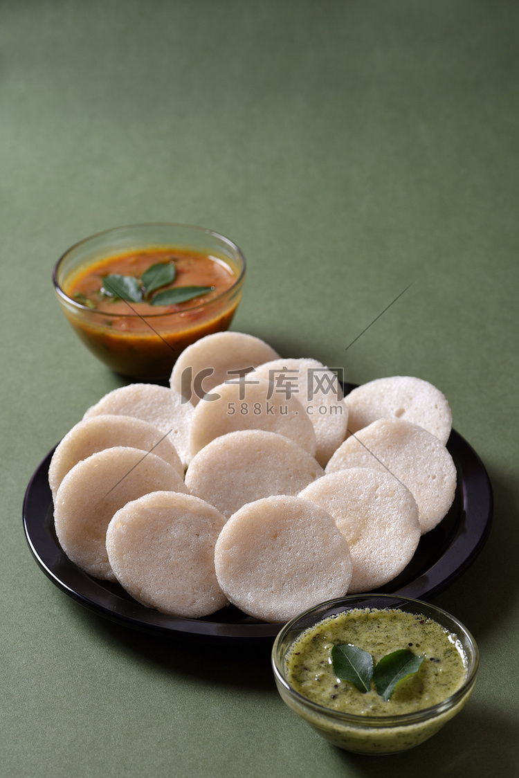 Idli with Sambar 和椰子酸辣酱，印度菜：南印度最喜欢的食物 rava idli 或 semolina idly 或 rava ...