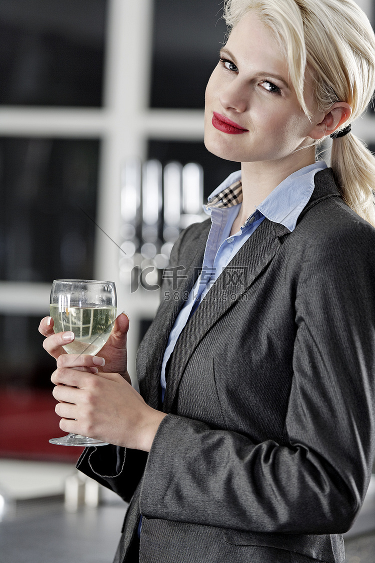 女人喝红酒高清摄影大图-千库网
